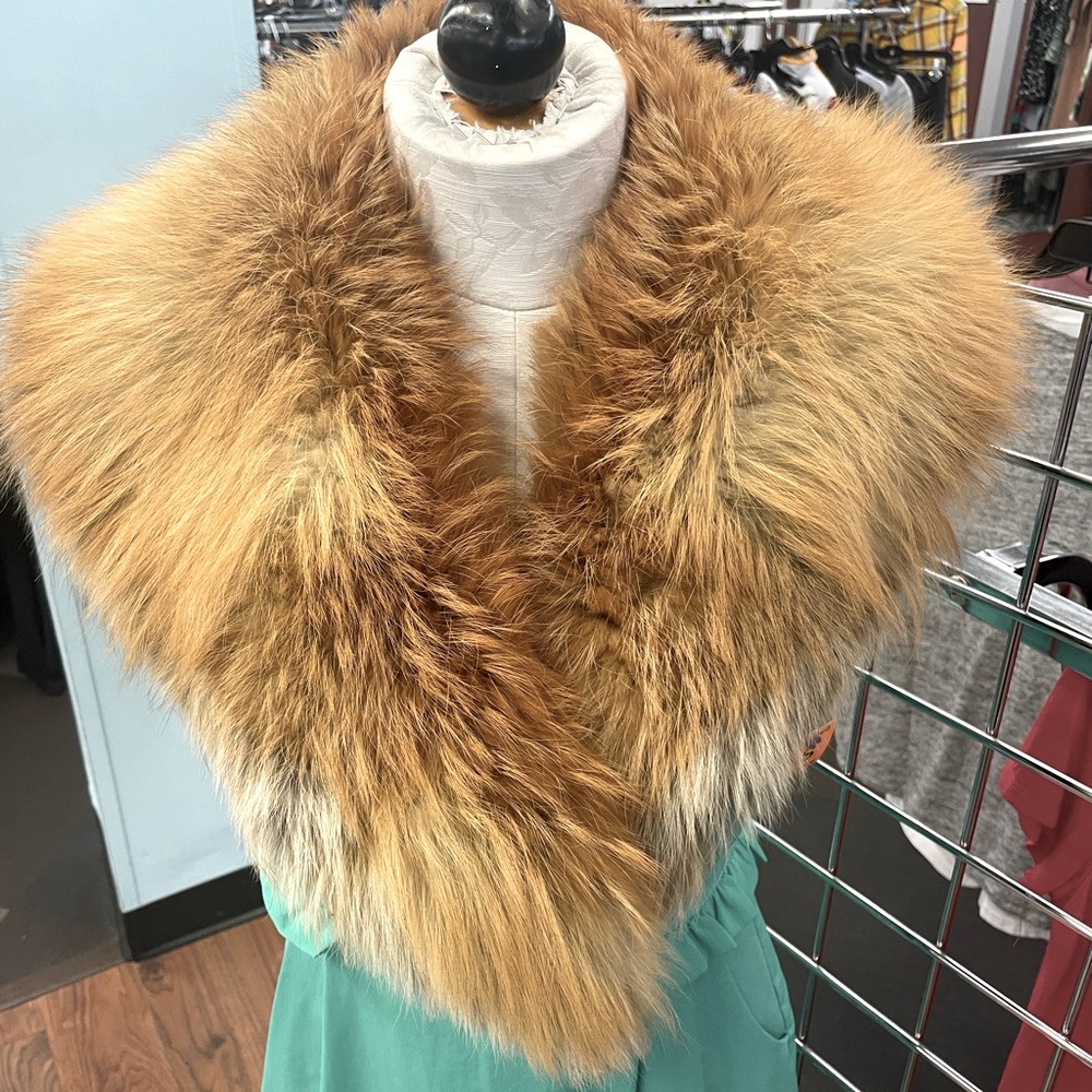 Fabulous vegan fur collar, looks and feels like pure luxury!